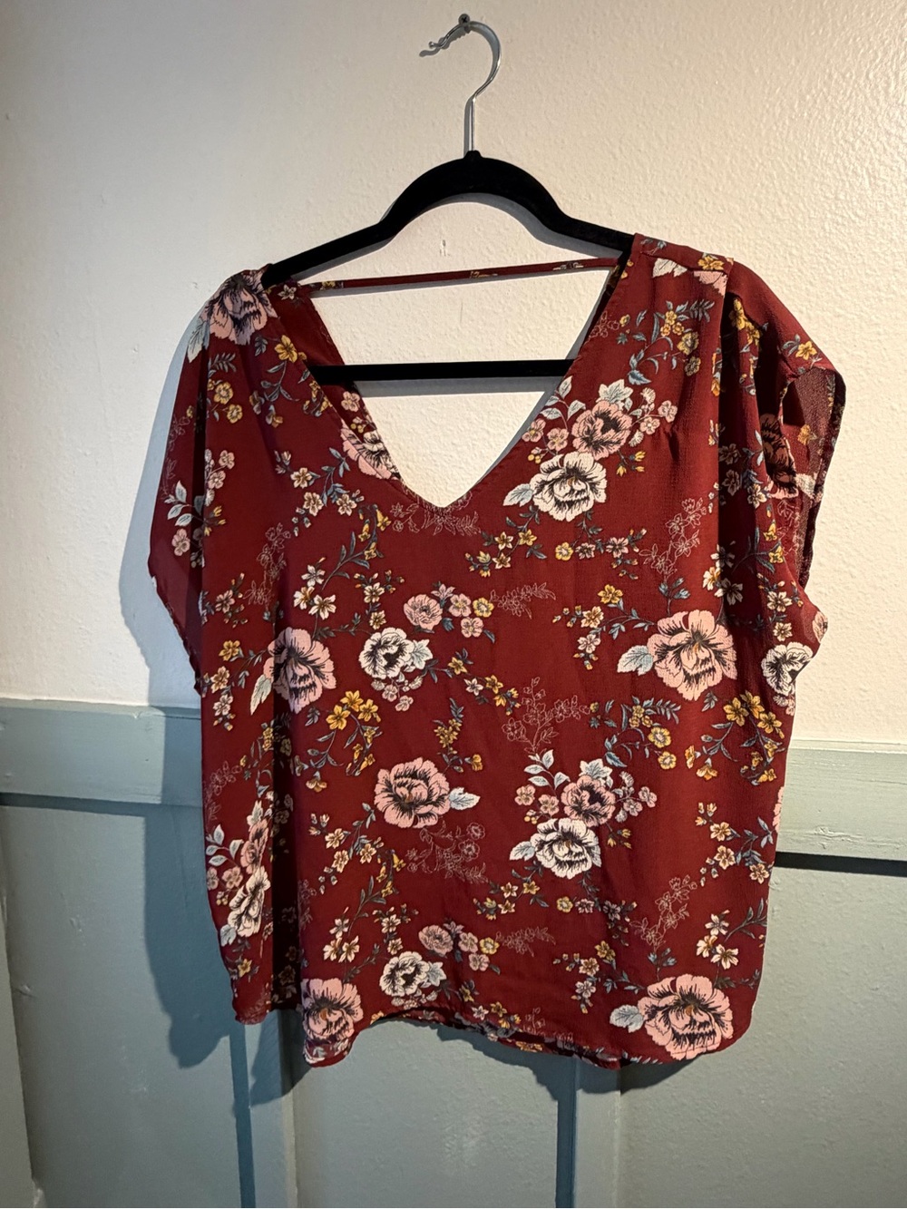 Forever 21- Women's Floral V-Neck Top in Burgundy